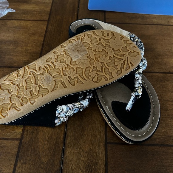 Beautiful Sandals - Picture 2 of 3